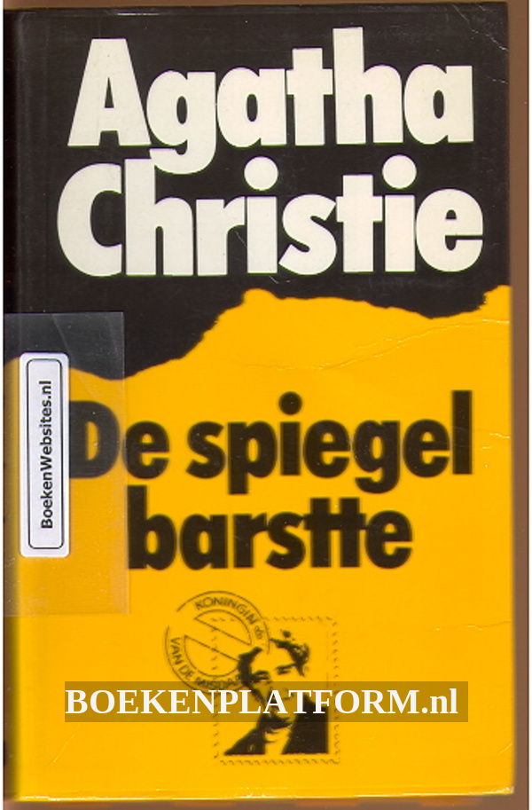 Book cover of a Dutch publication of 'The mirror crack'd from side to side' from Agatha Christie. The top of the book has a black background with a large, white text on top which reads 'Agatha Crhistie'. The bottom half is yellow with black text reading the title in Dutch. Below that is a picture of Agatha Christie.