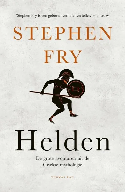 The dutch book cover of 'Heroes' by Stephen Fry. The background is off-white. At the top you can read the author's name in a golden colour, at the bottom there is the book title in black. In the middle there's an illustration of a man holding a spear and a shield and wearing an ancient greek helmet.