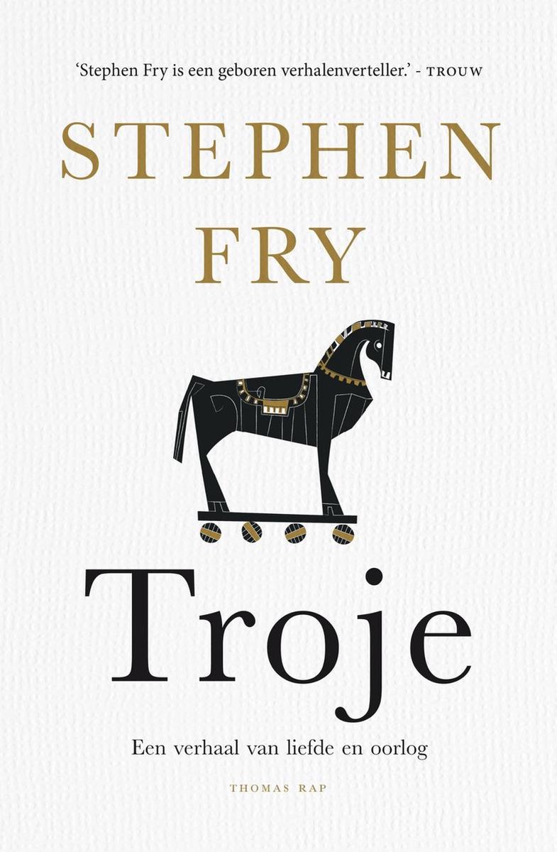The dutch book cover of 'Troy' by Stephen Fry. The background is off-white. At the top you can read the author's name in a golden colour, at the bottom there is the book title in black. In the middle there's an illustrated wooden horse on wheels.